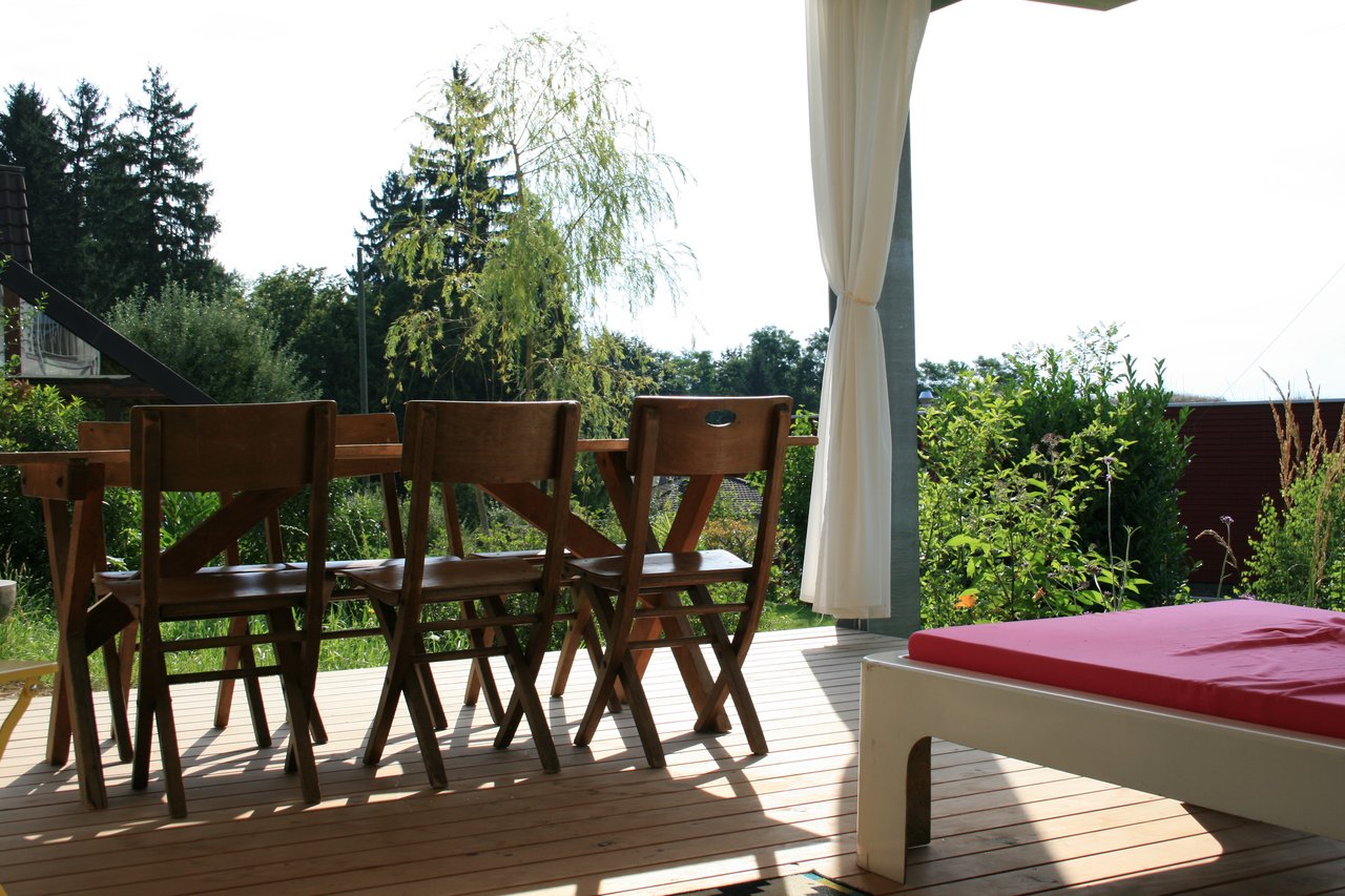 Gartentisch auf Holzterrasse