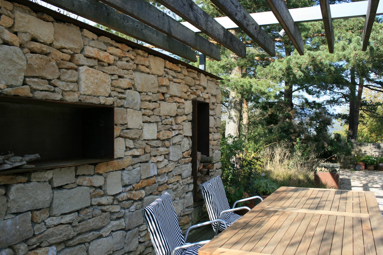 Pergola mit Naturstein aus Jurakalk