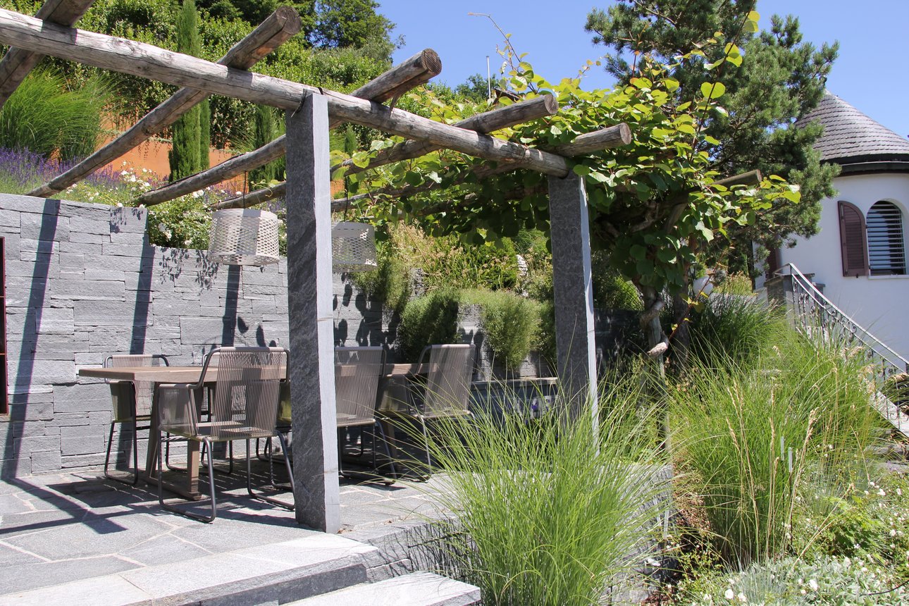 Tessiner Pergola mit Granitstelen