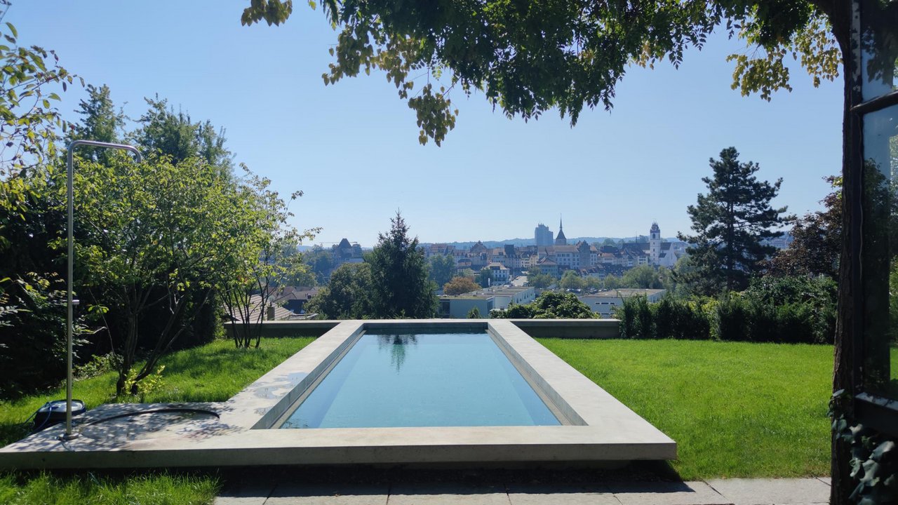 Infinitypool aus Beton mit Aussicht auf eine Stadt