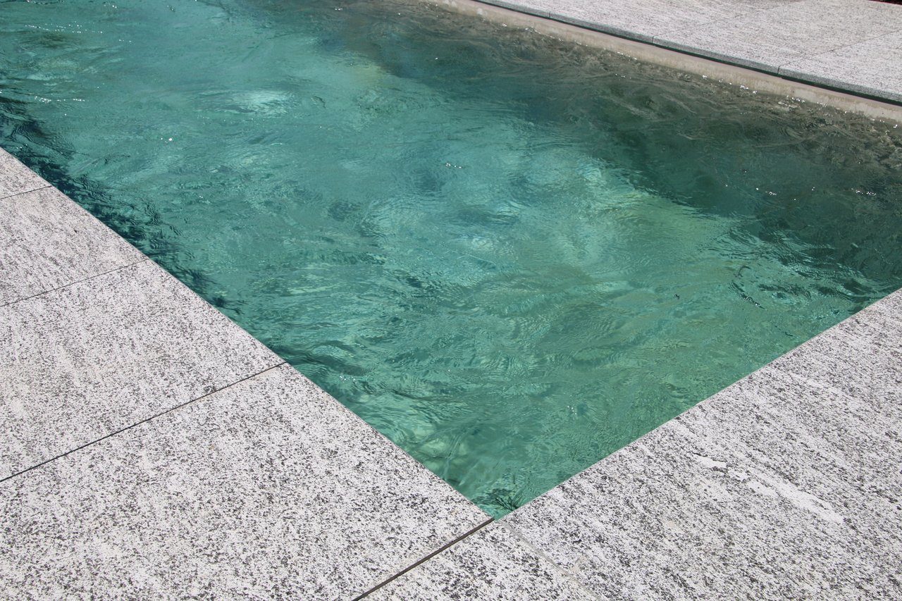 Swimmingpool mit Naturstein umrandet