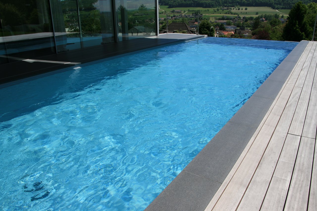 Biopool mit Granitumrandung