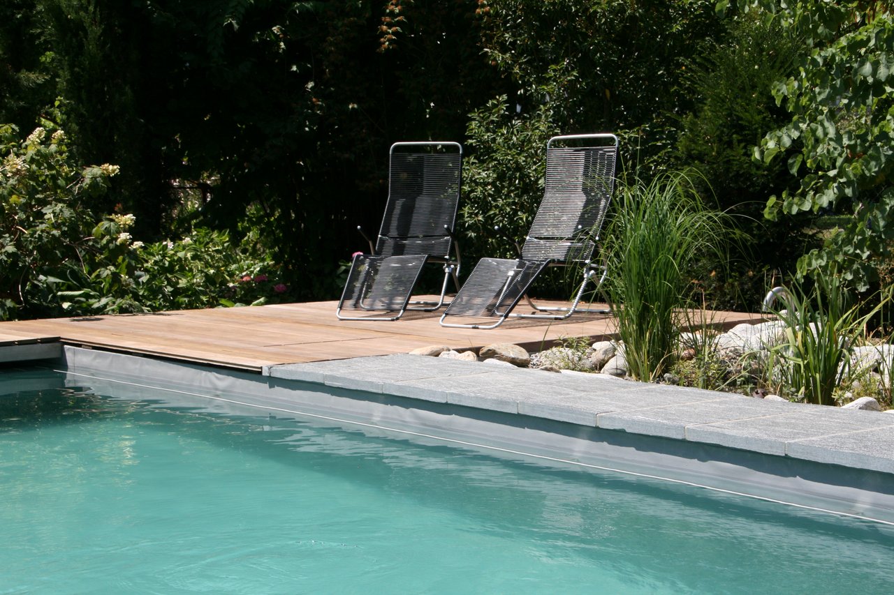 Holzterrasse am Pool