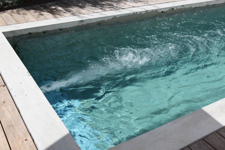 Gegenstromanlage im Schwimmbecken eines Swimmingpools