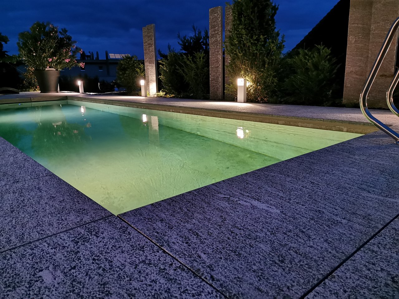 Swimmingpool mit Unterwasserbeleuchtung
