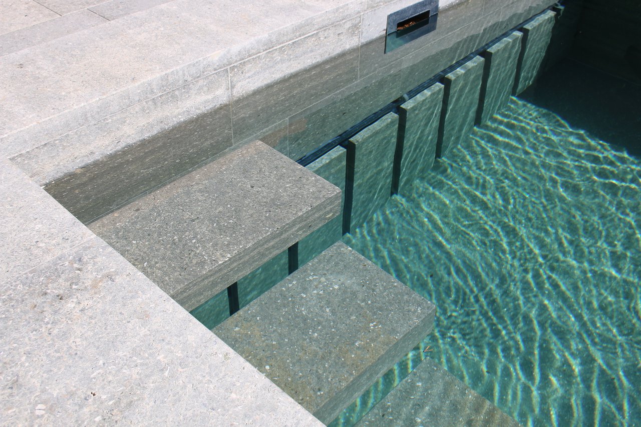 Schwimmbad mit Natursteintreppe