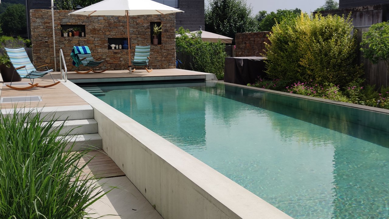 Sitzplatz mit sonnenschirm am pool