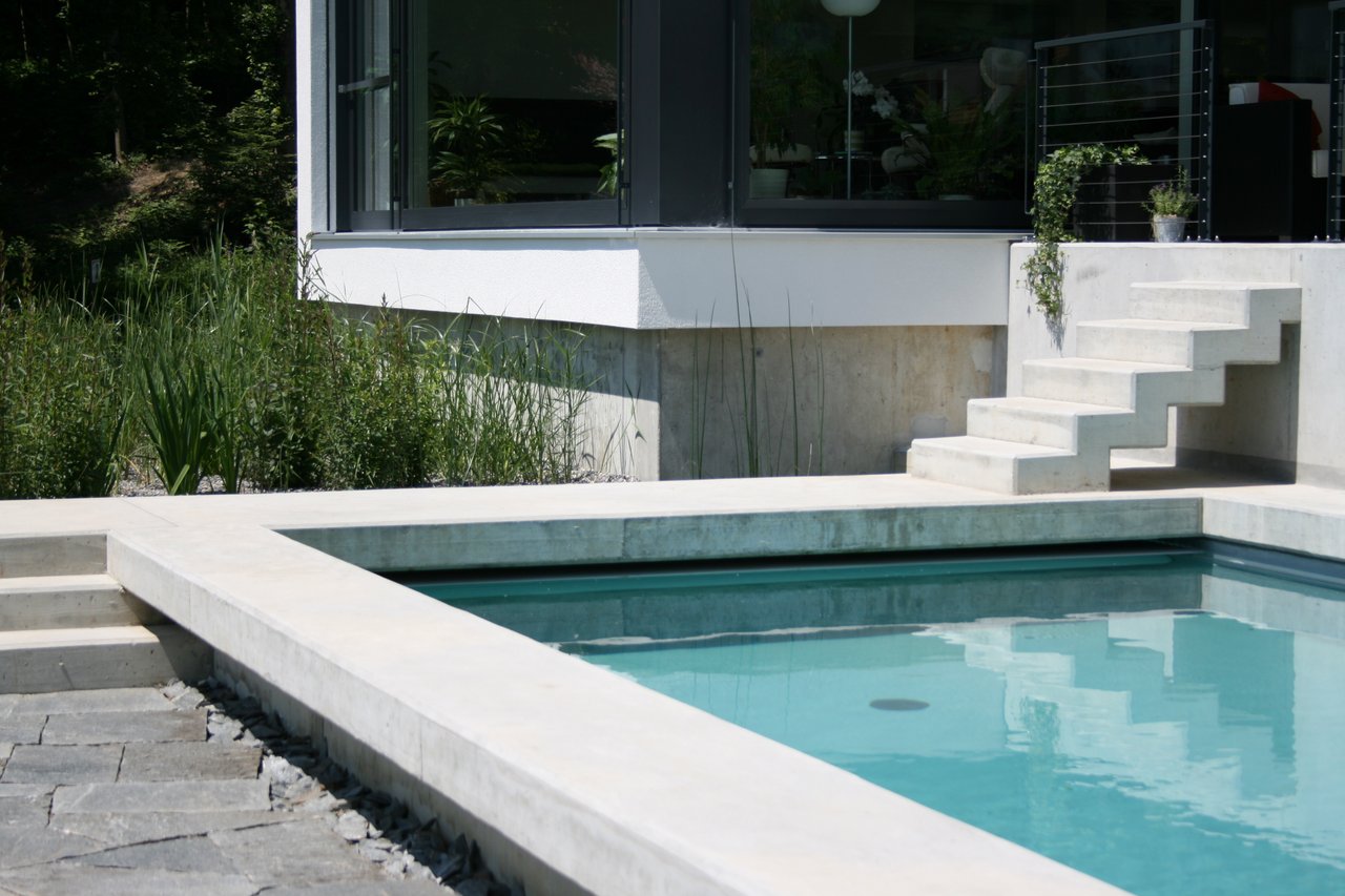 Betonbecken für Naturpool