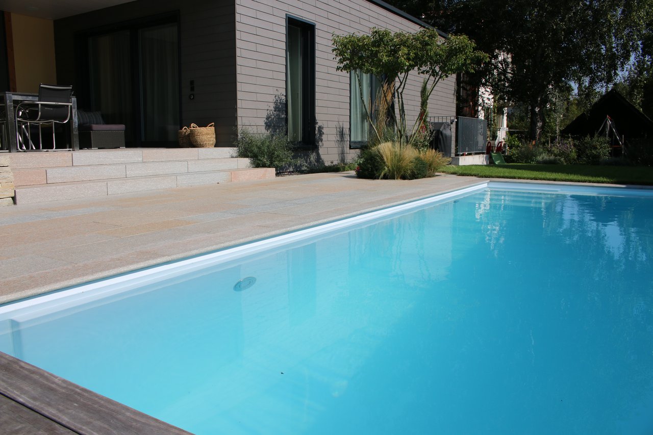 Schwimmbad im Garten mit Sitzplatz