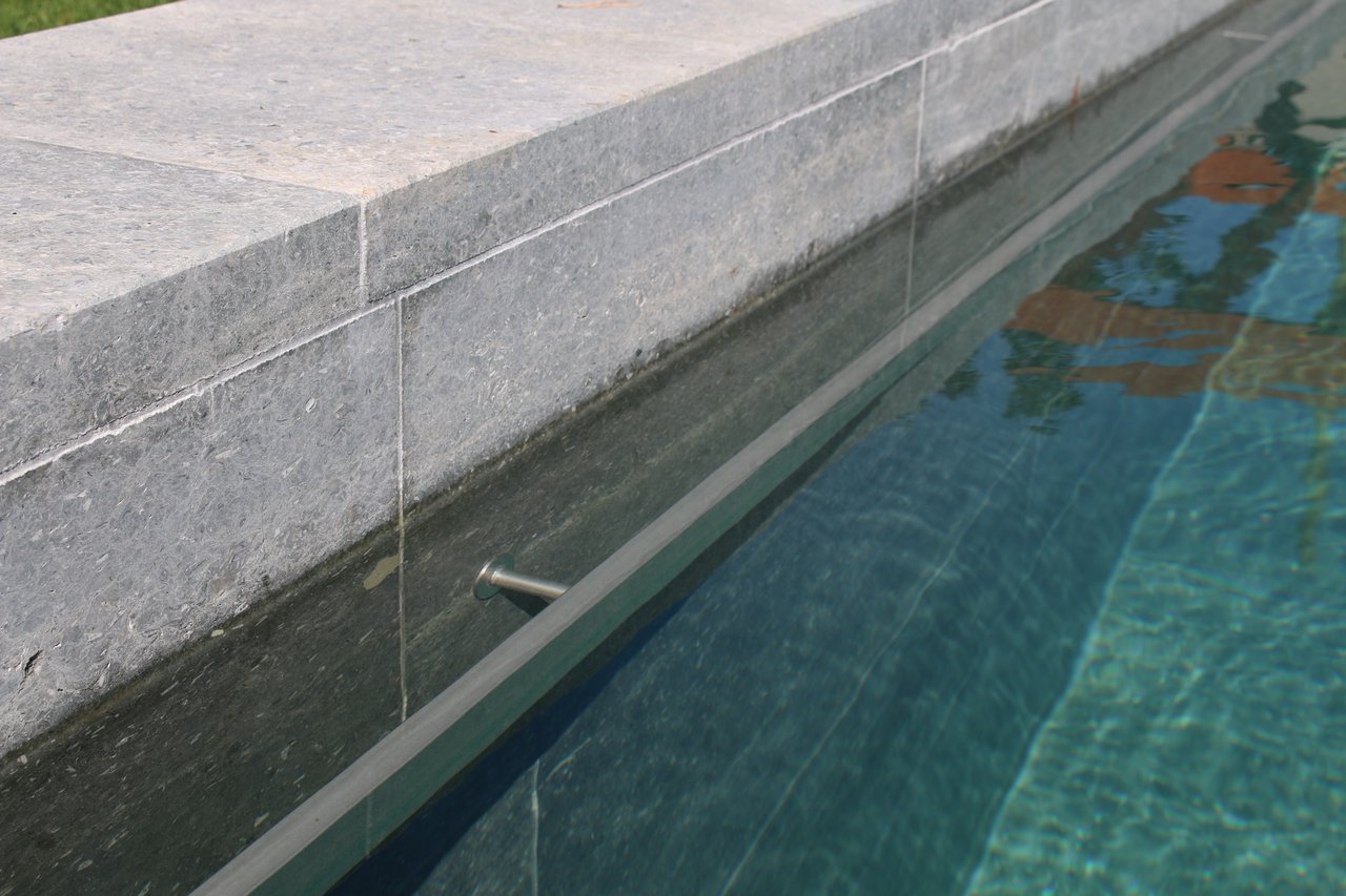 Poolbecken mit Handlauf aus Edelstahl
