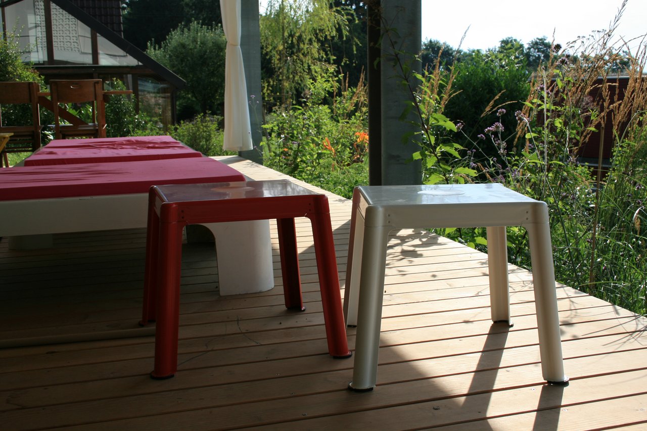 Holzterrasse und Lounge im Garten