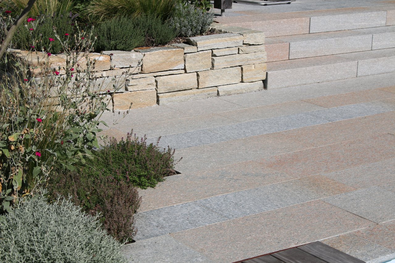 Gartensitzplatz am Pool mit Natursteinplatten
