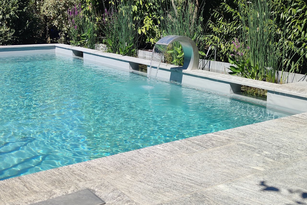 Naturpool mit klarem Wasser