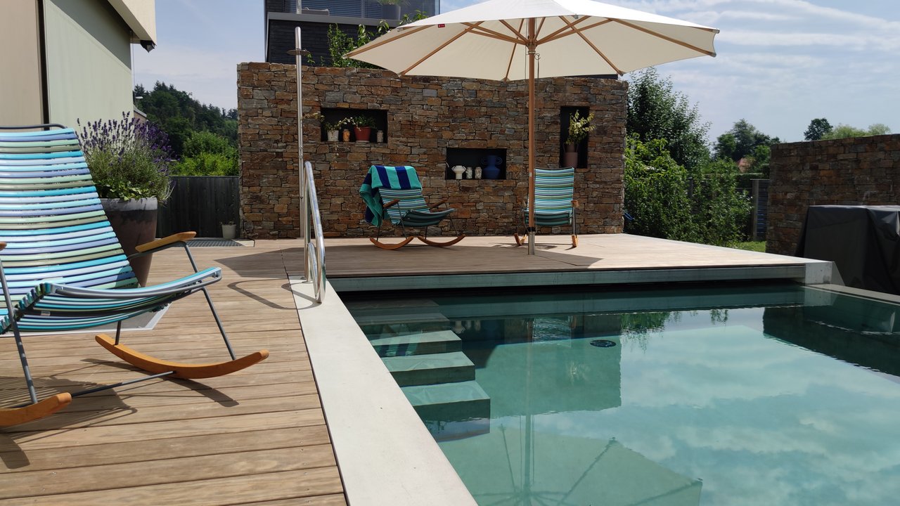 Schaukelstuhl am swimmingpool