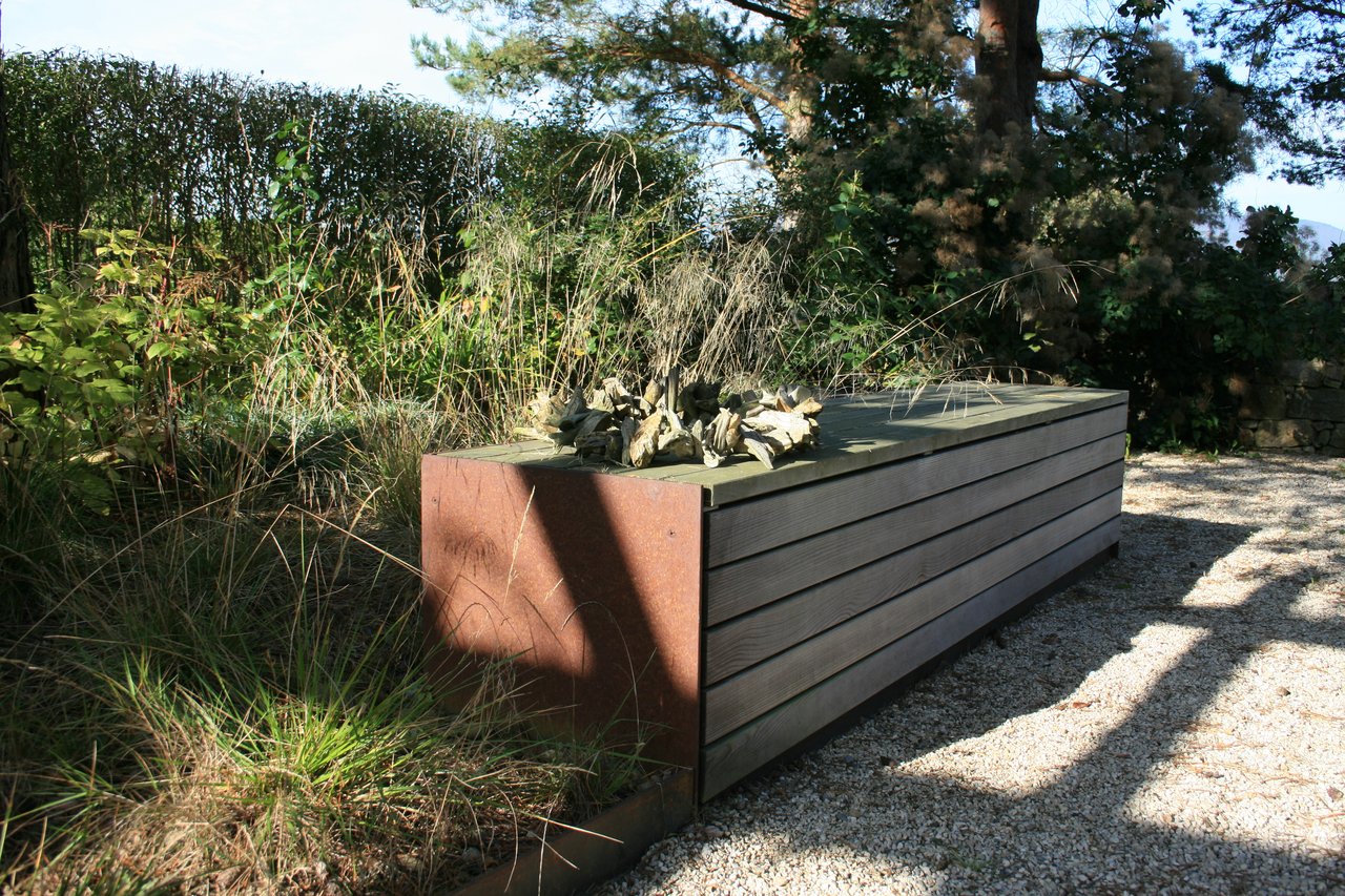 Gartenbank aus Metall und Holz