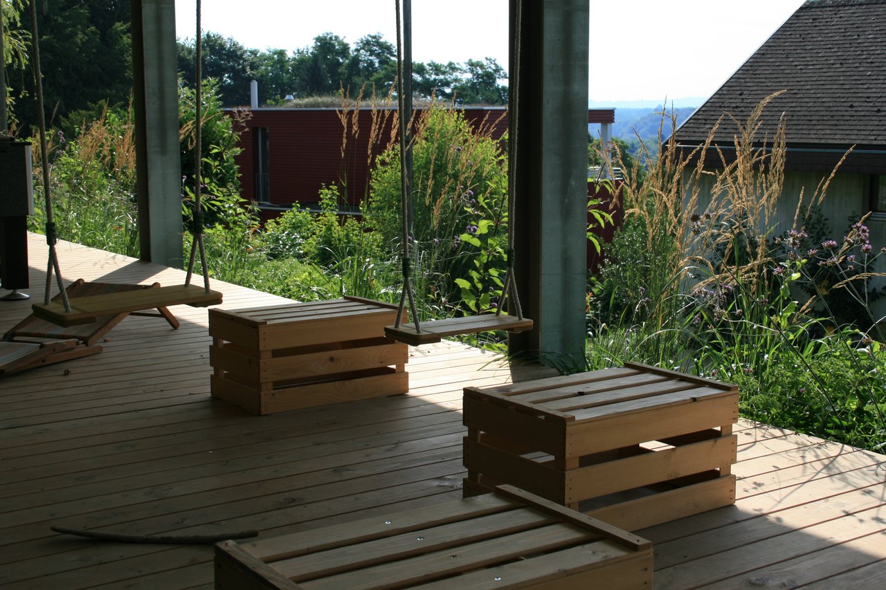 einfache Spiele auf Holzterrasse