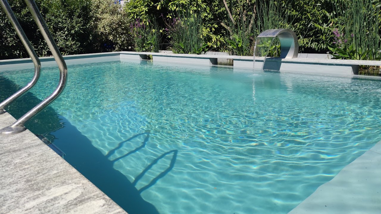 Naturpool mit grauer folie