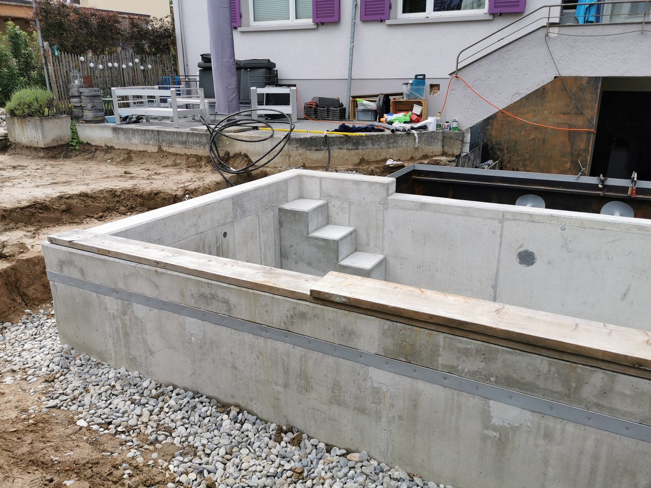 Bau von Schwimmbecken für Naturpool
