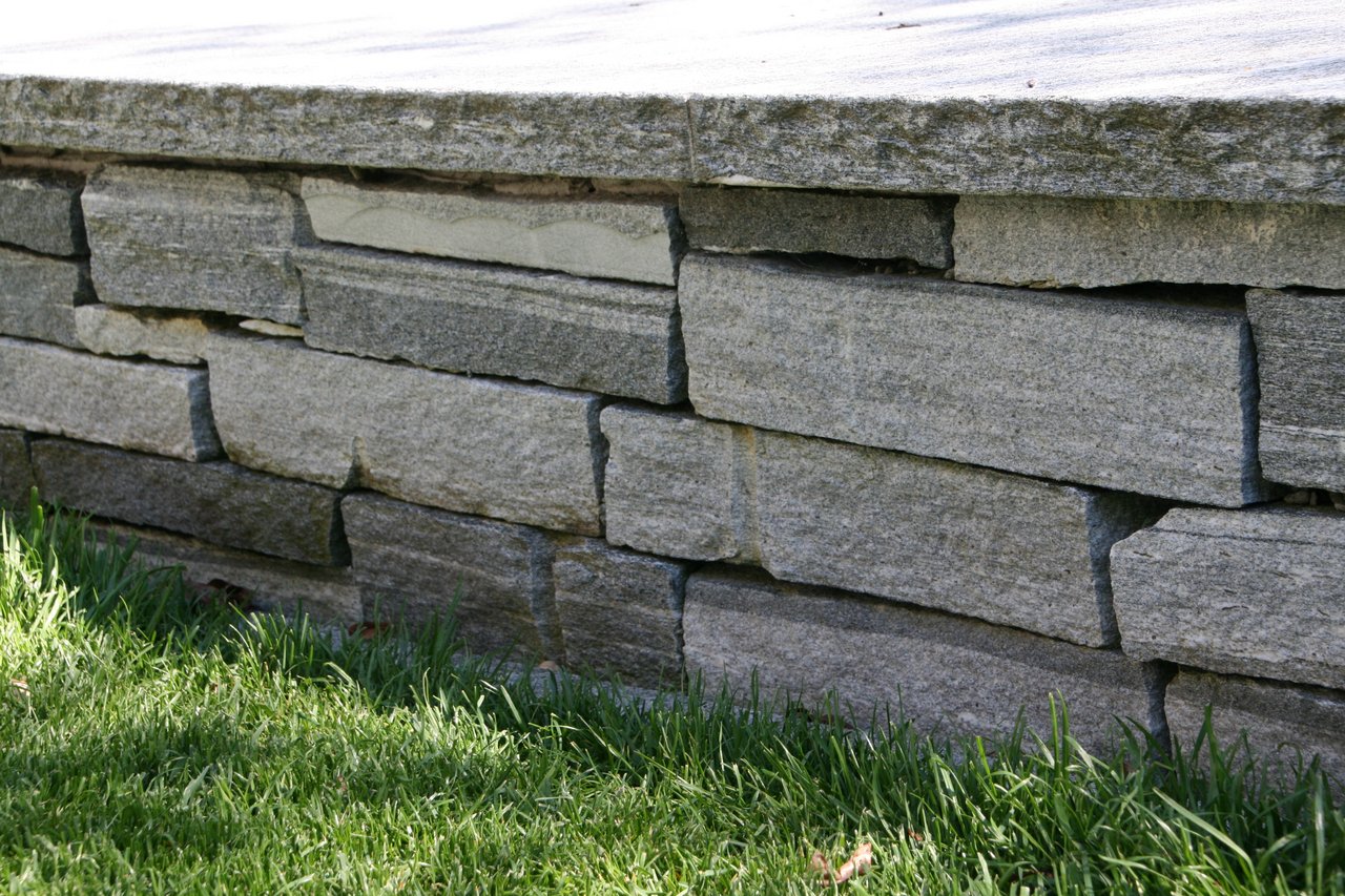 Gartenmauer aus kleinen Granitsteinen