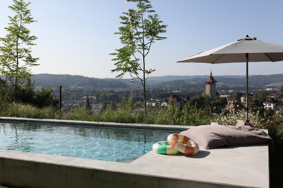 Swimmingpool mit Betonbecken und Liegefläche