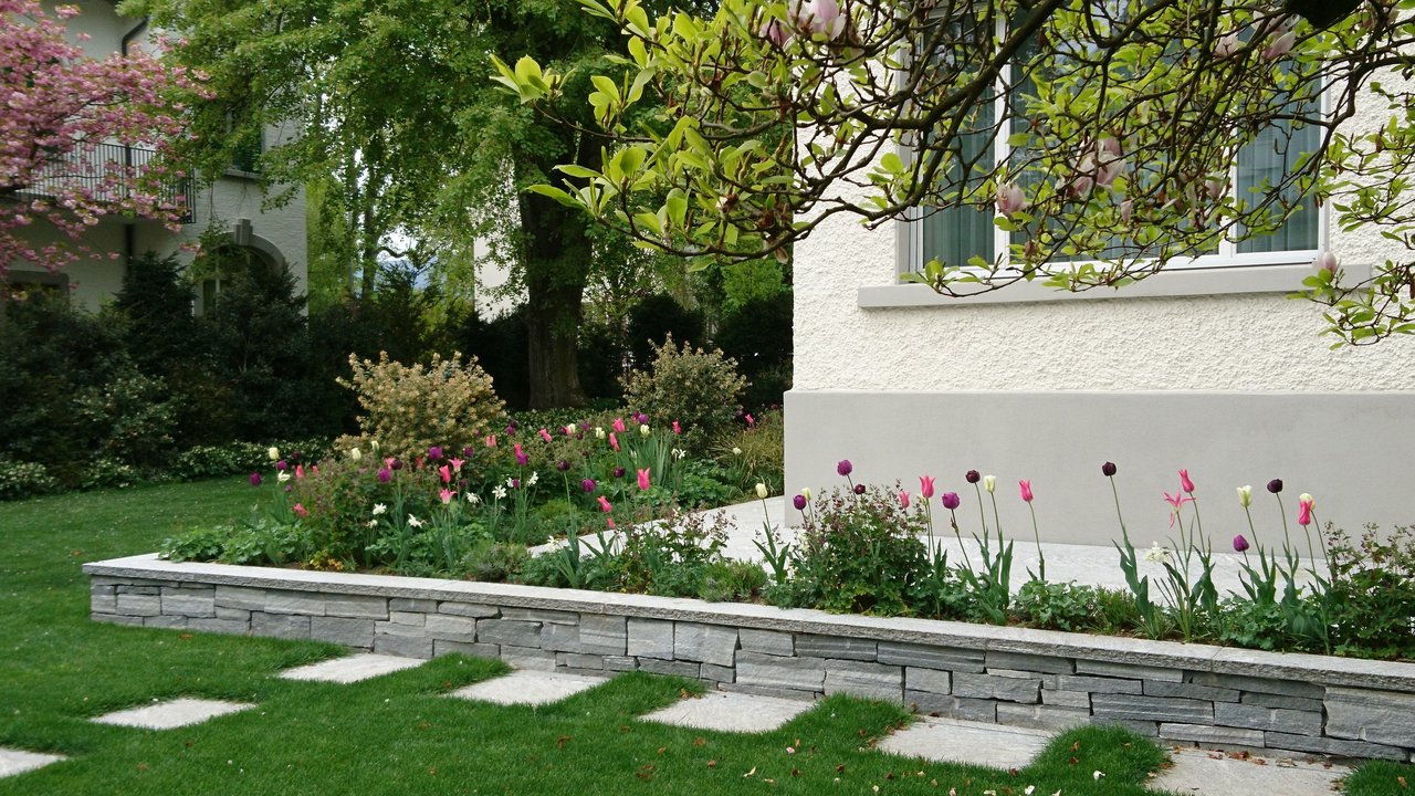 Gartenweg durch den Rasen