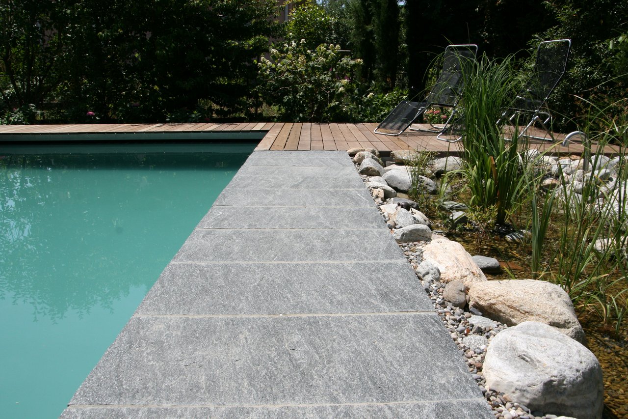 Poolabdeckung mit Granitplatten