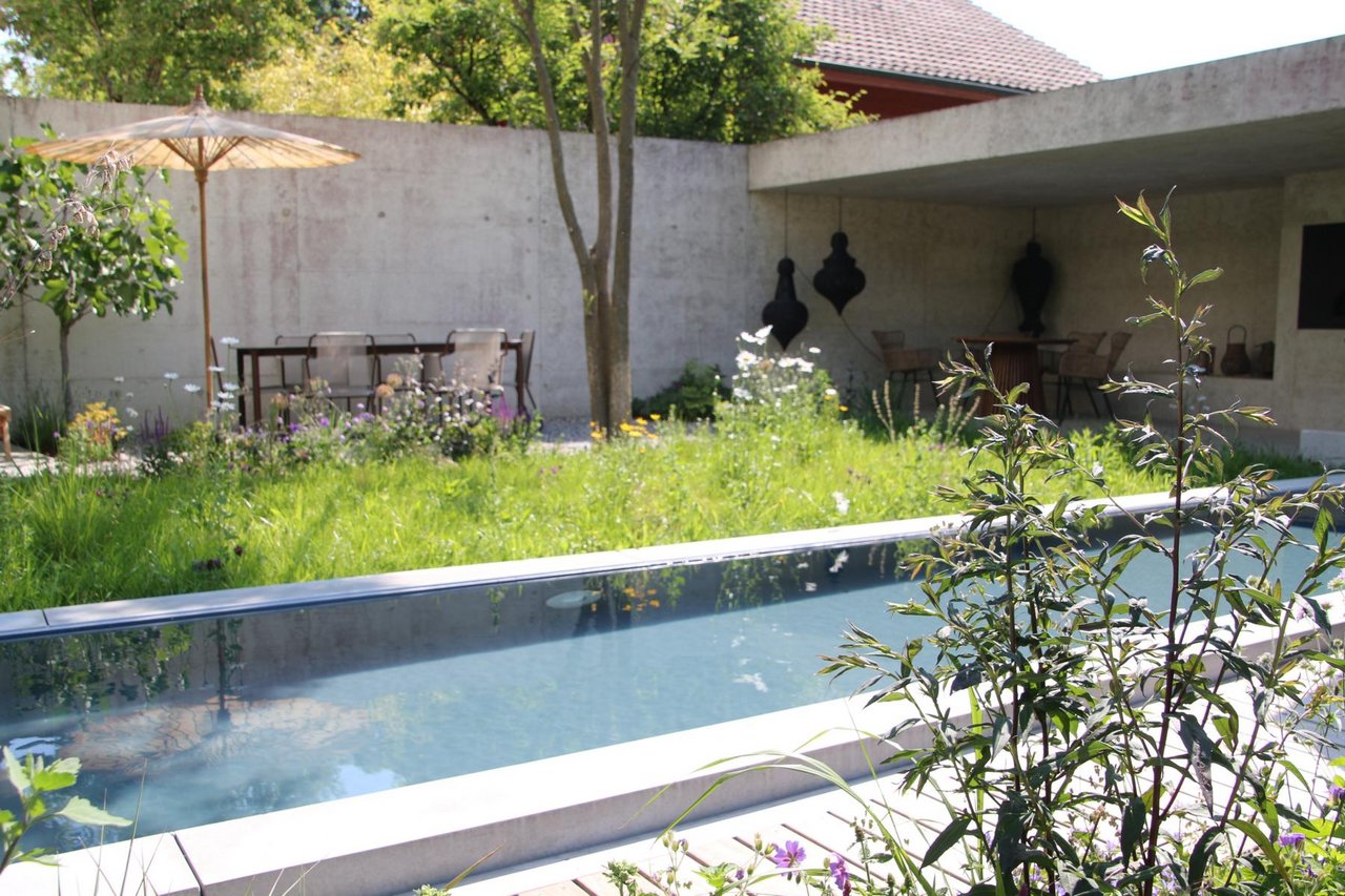 langes Wasserbecken aus Beton