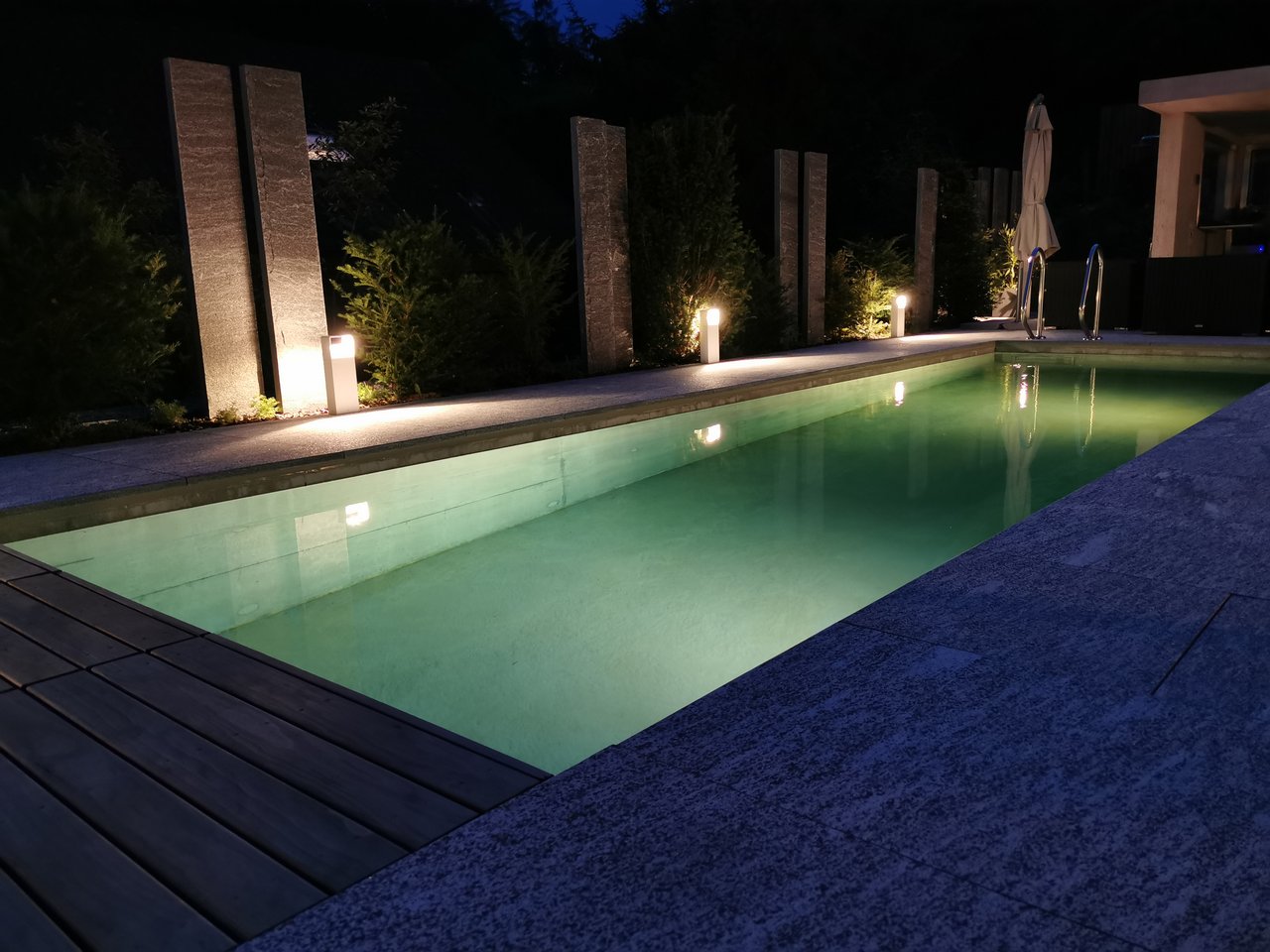 Swimmingpool mit Gartenbeleuchtung