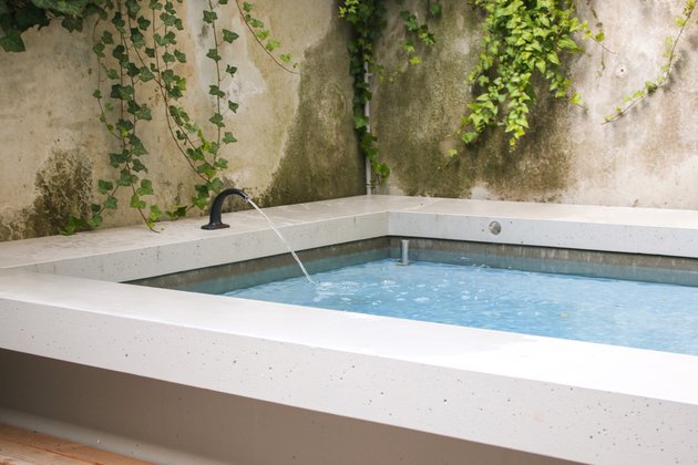Betonbrunnen im Garten