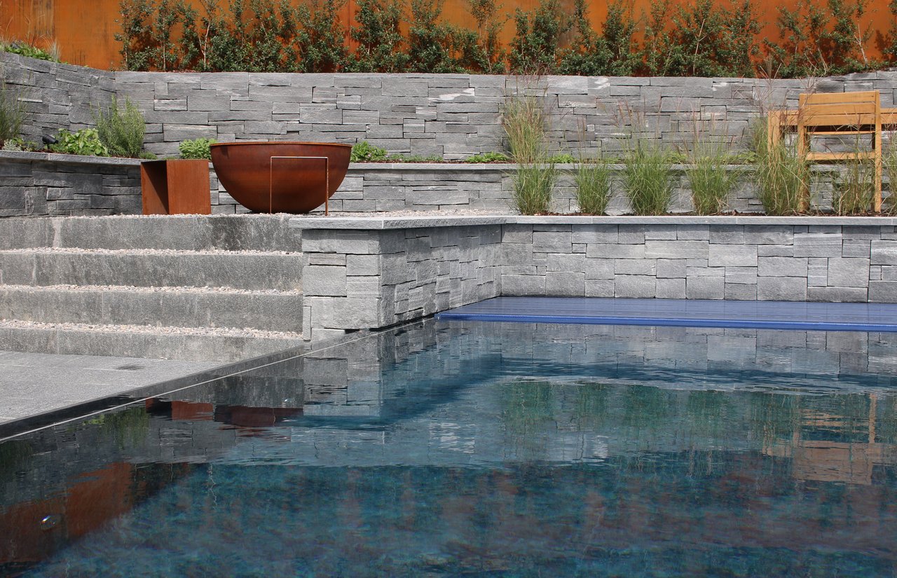 Swimmingpool und Sitzplatz