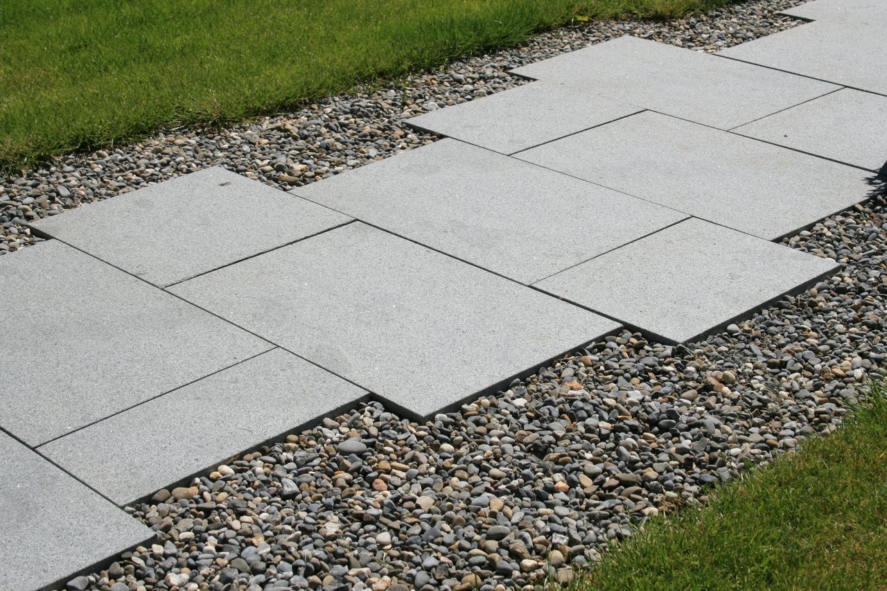 Gartenweg mit Platten und Kies