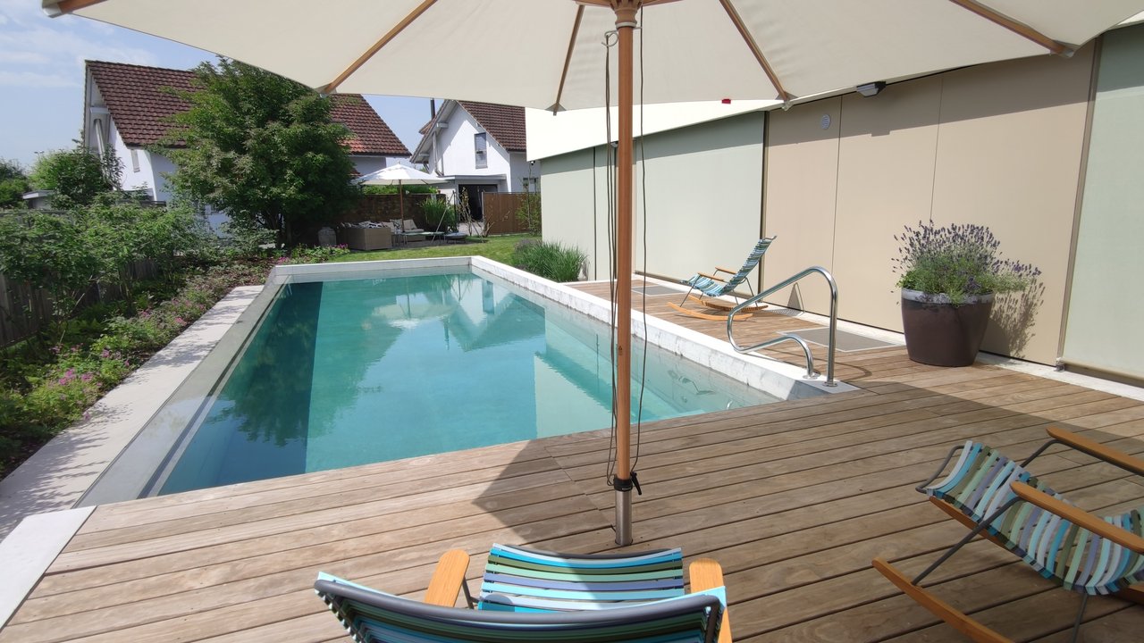 Holzterrasse am Pool