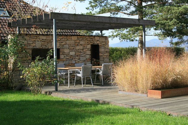 Gartenmauer als Sichtschutz mit Jurakalk