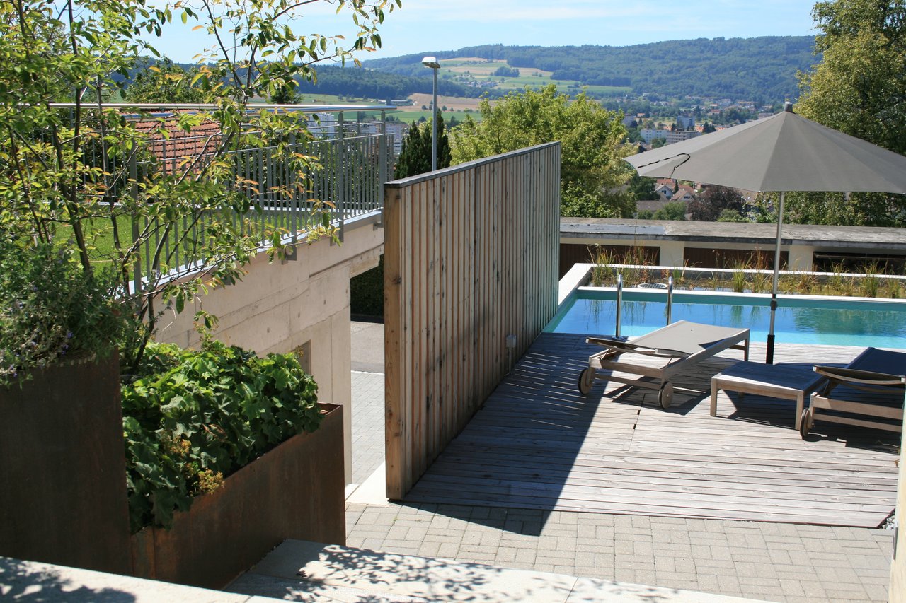 Schwimmteich mit Sitzschutz aus Holz
