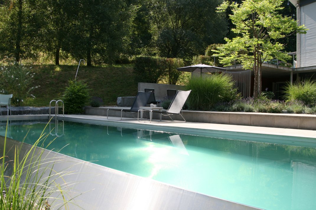 Gartenanlage mit Naturpool für Gartenpflege