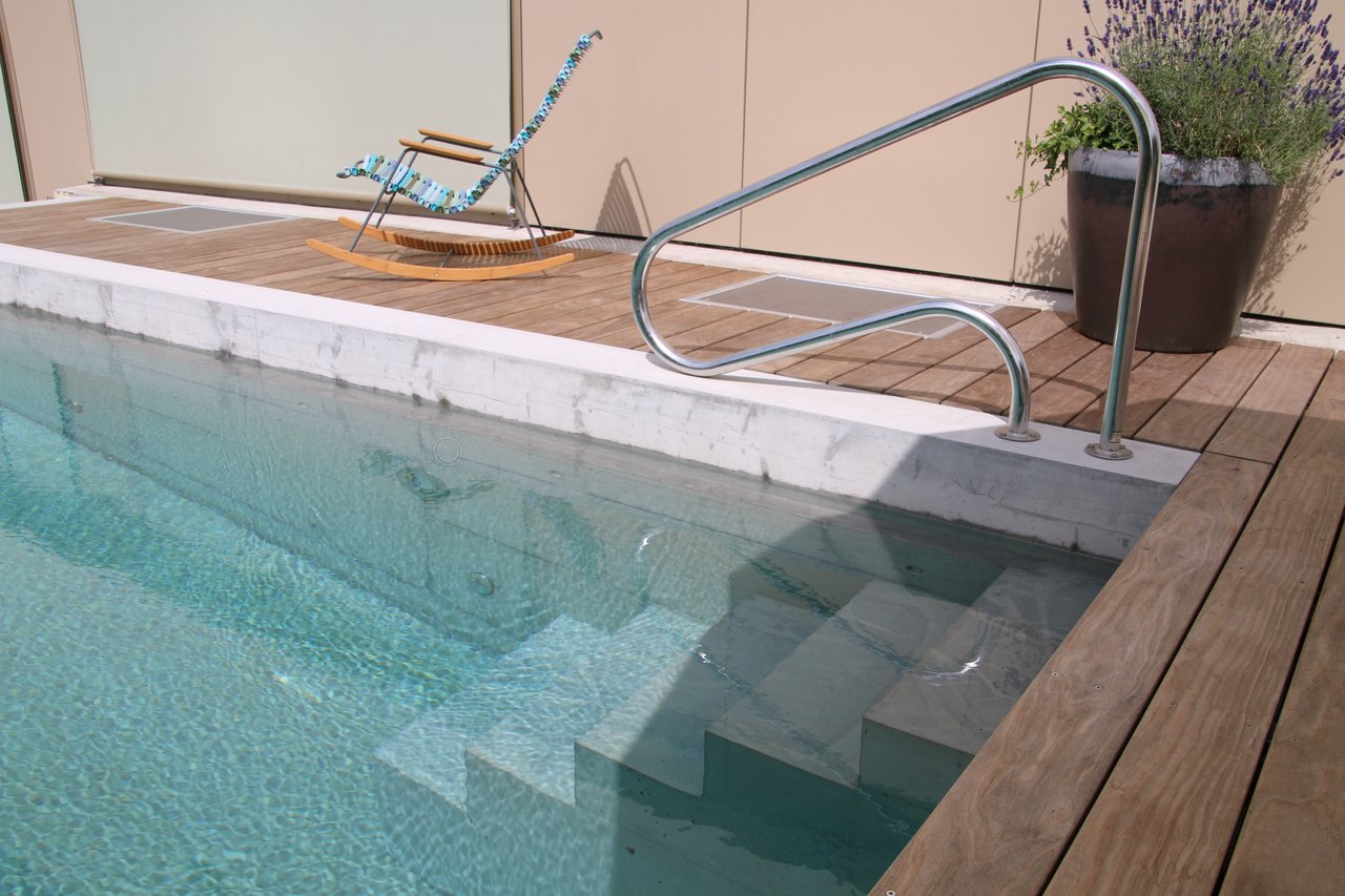 Einstiegstreppe in Pool aus Betonstufen