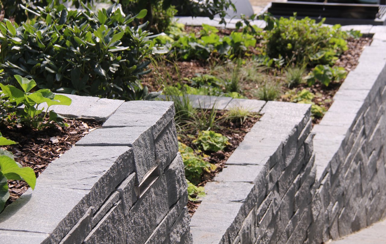 Terrassierung Garten mit Granitmauer