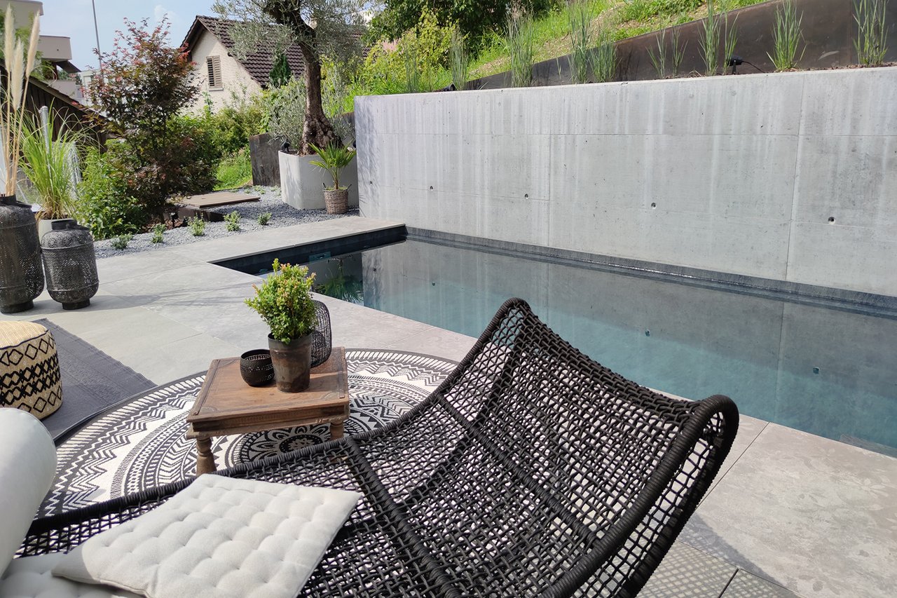 Pool auf einer Dachterrasse mit Liegestuhl