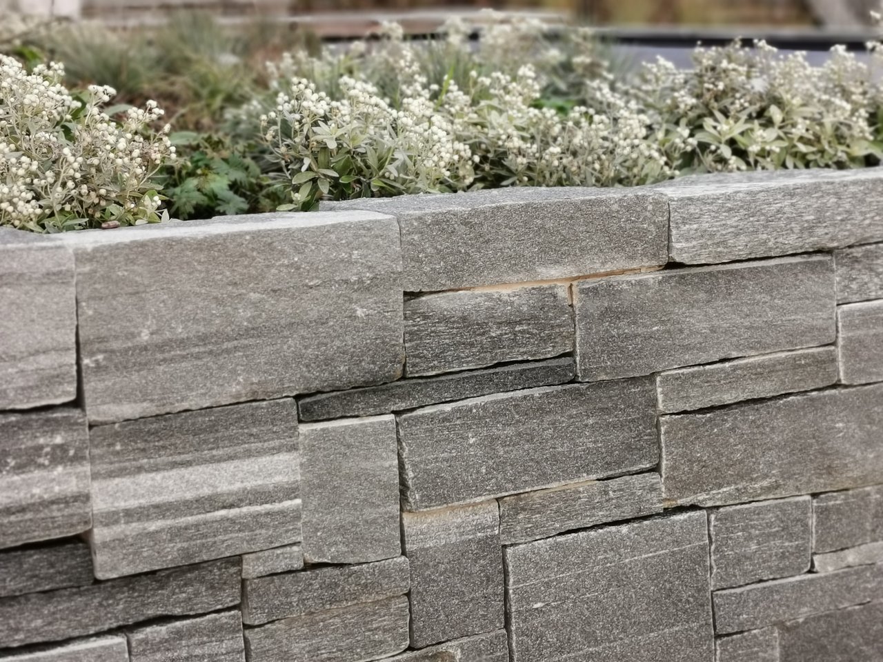 Granitmauer im Garten mit Kleinmauersteine