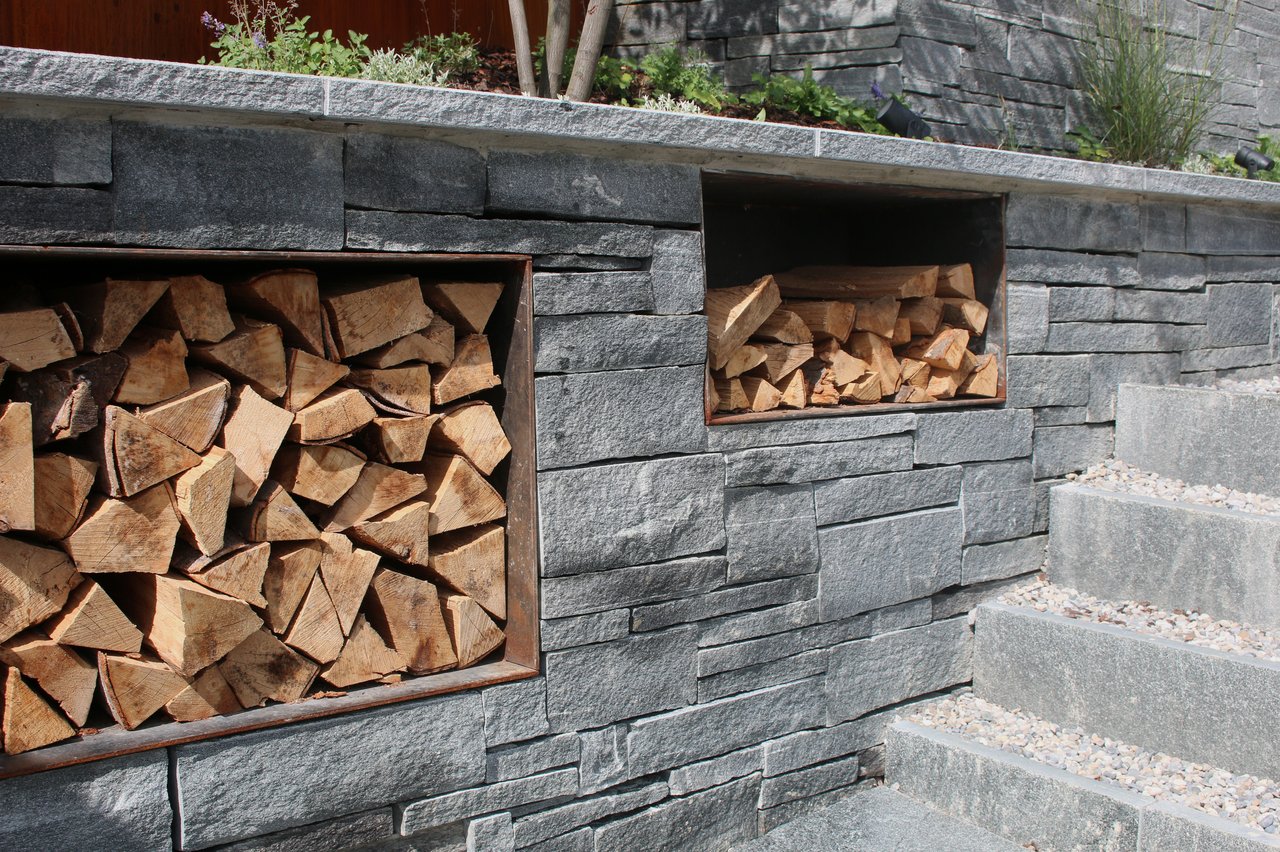 Granitmauer mit Holzlager intergriert