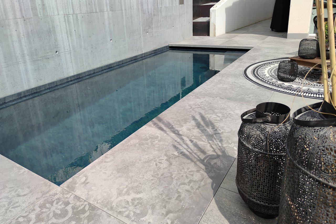 Swimmingpool auf Terrassengarten mit Liegefläche
