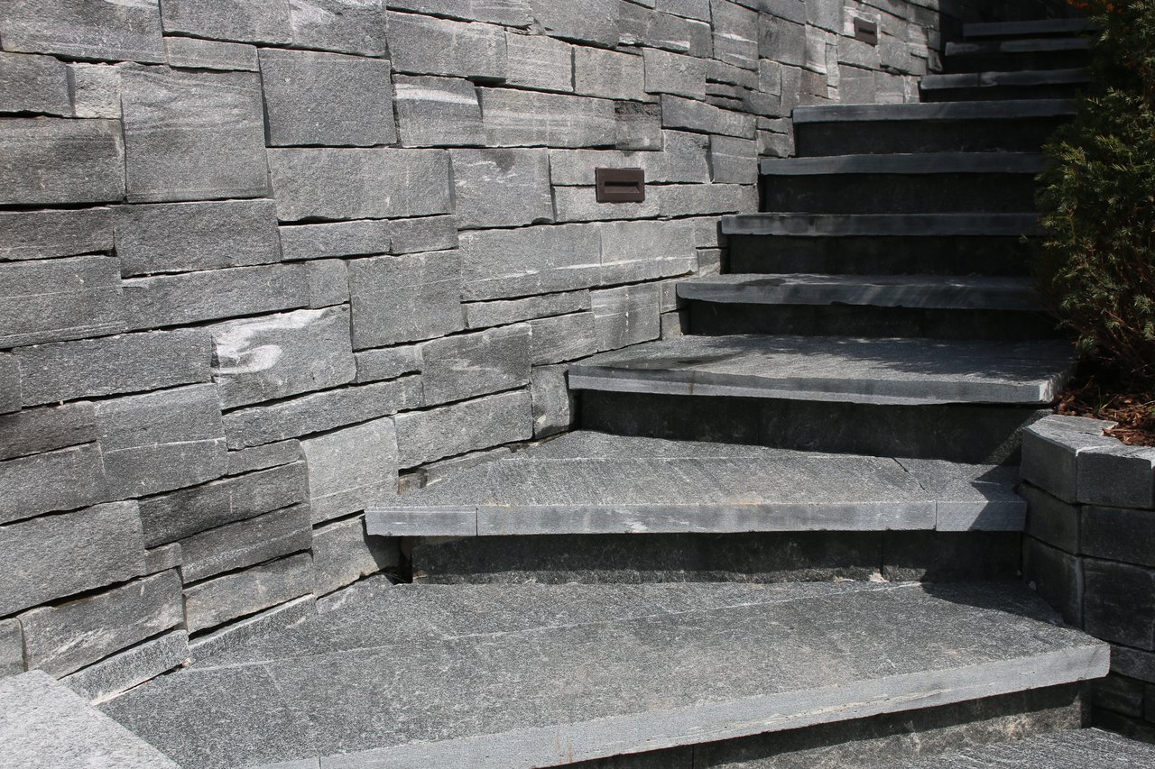 Mauer und Treppe aus Granit