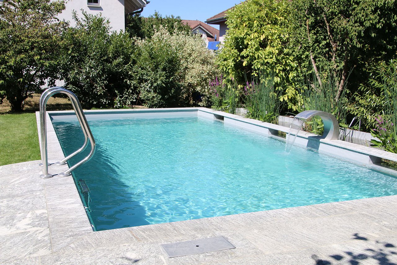 Naturpool mit Granitstein