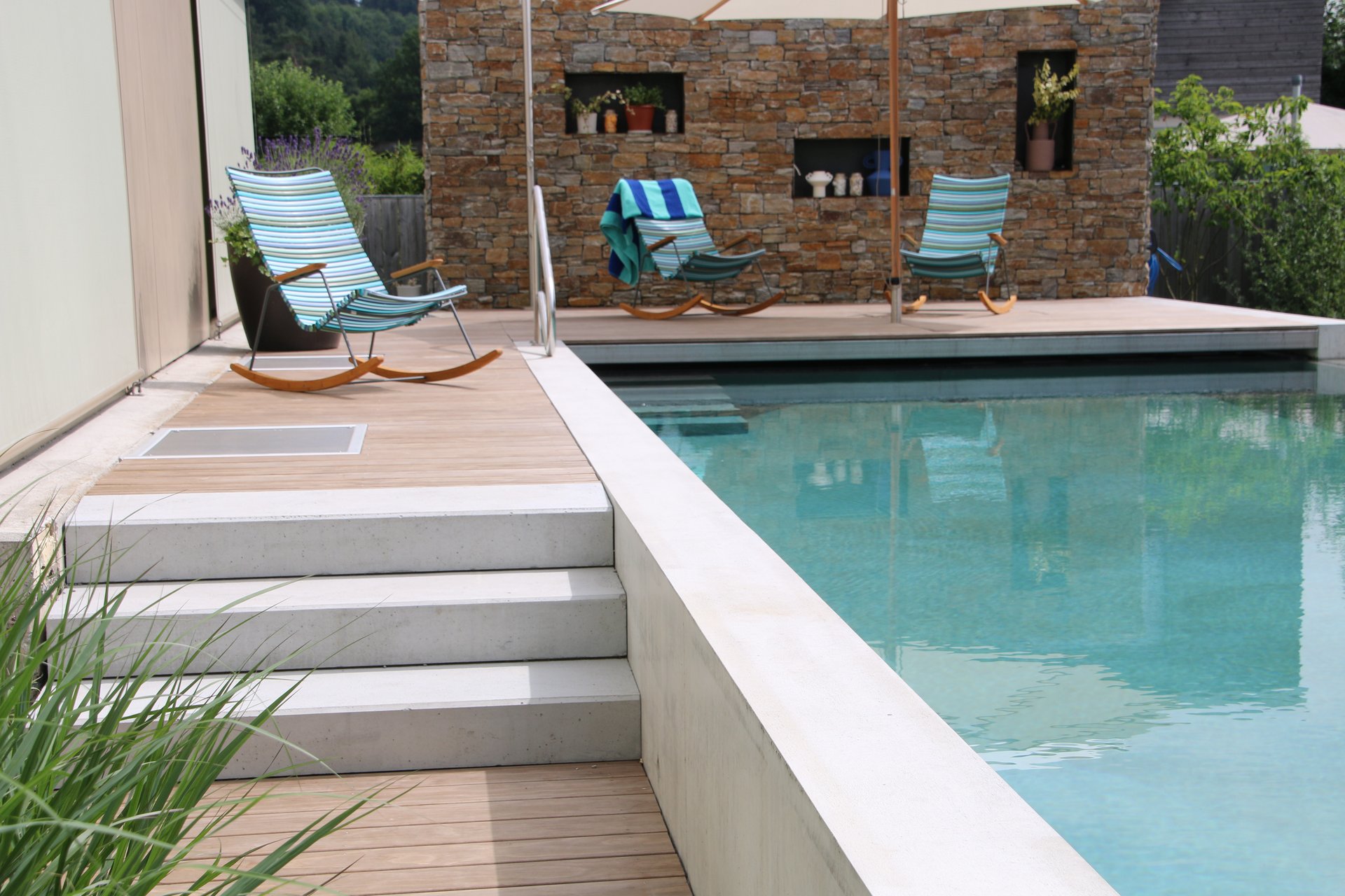 Pool mit Holzsteg