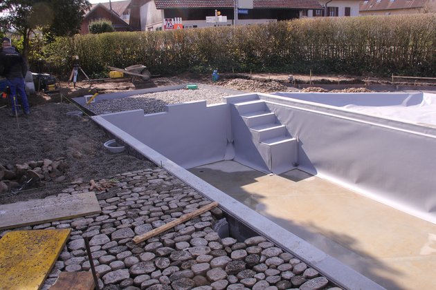 Poolbau mit grauer Folie