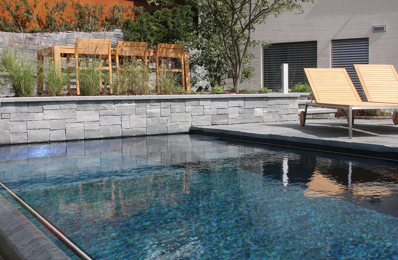Swimmingpool mit Granitumrandung