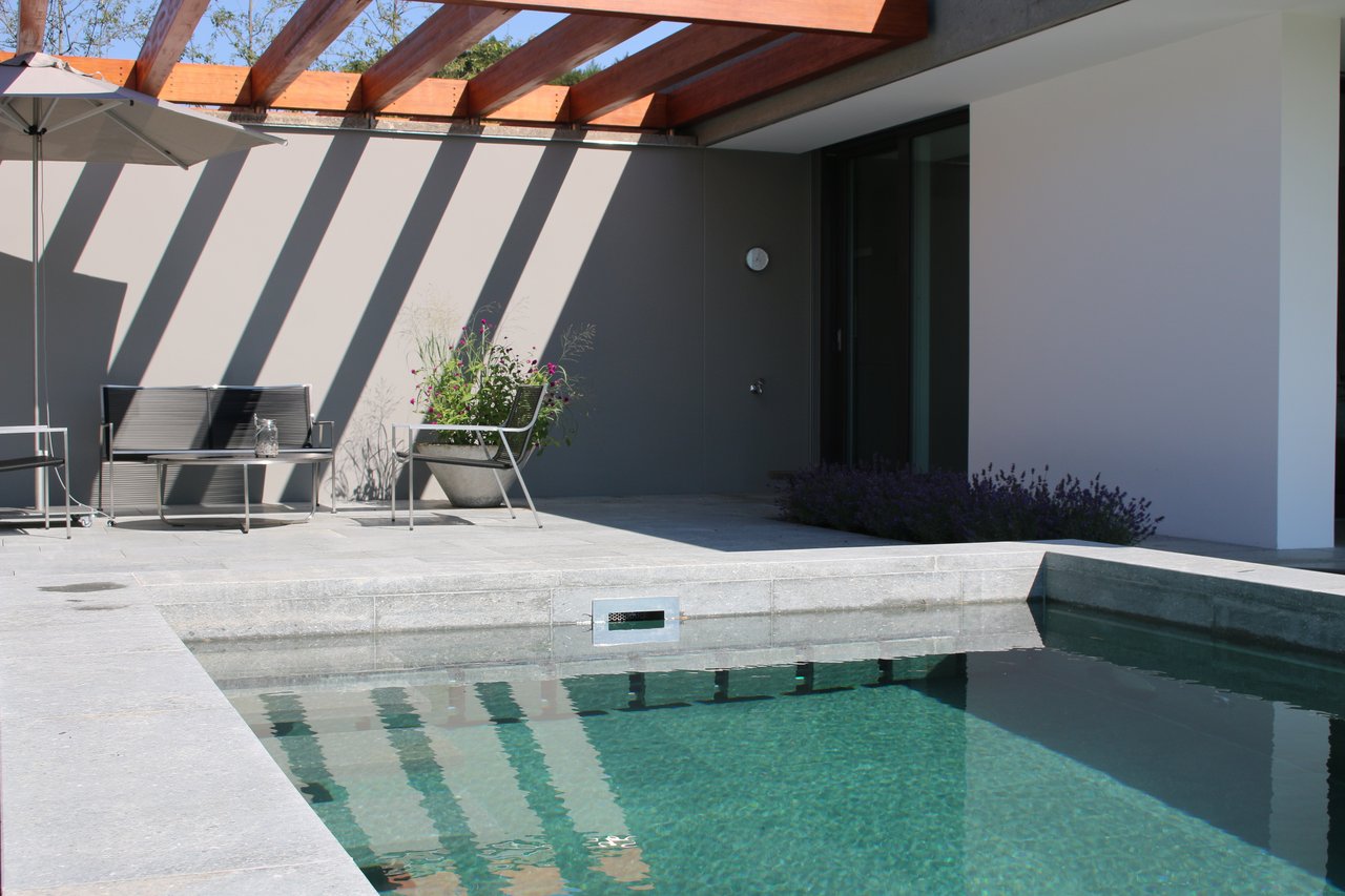 Biopool mit Sitzplatzbereich