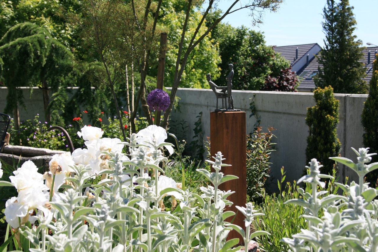 weisser Garten mit Skulptur