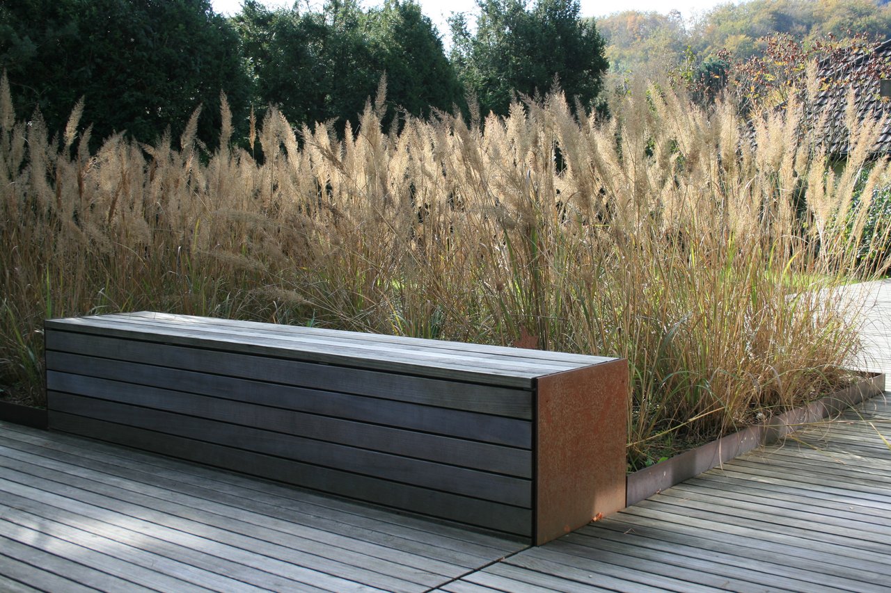 Holzterrasse und Sitzbank