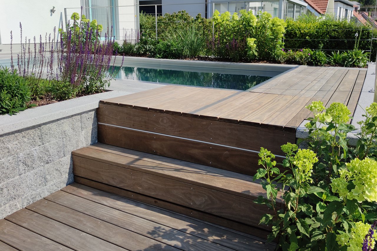 Holzterrasse aus Kebony am Swimmingpool